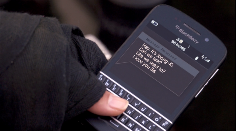 A BlackBerry Q10 conveys a sweet sentiment the old-fashioned way, via text, on Sense8.
