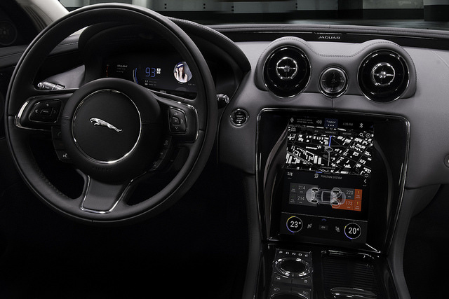 ces-2017-jaguar-digital-cockpit-interior